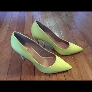 Bright yellow heels! ✨